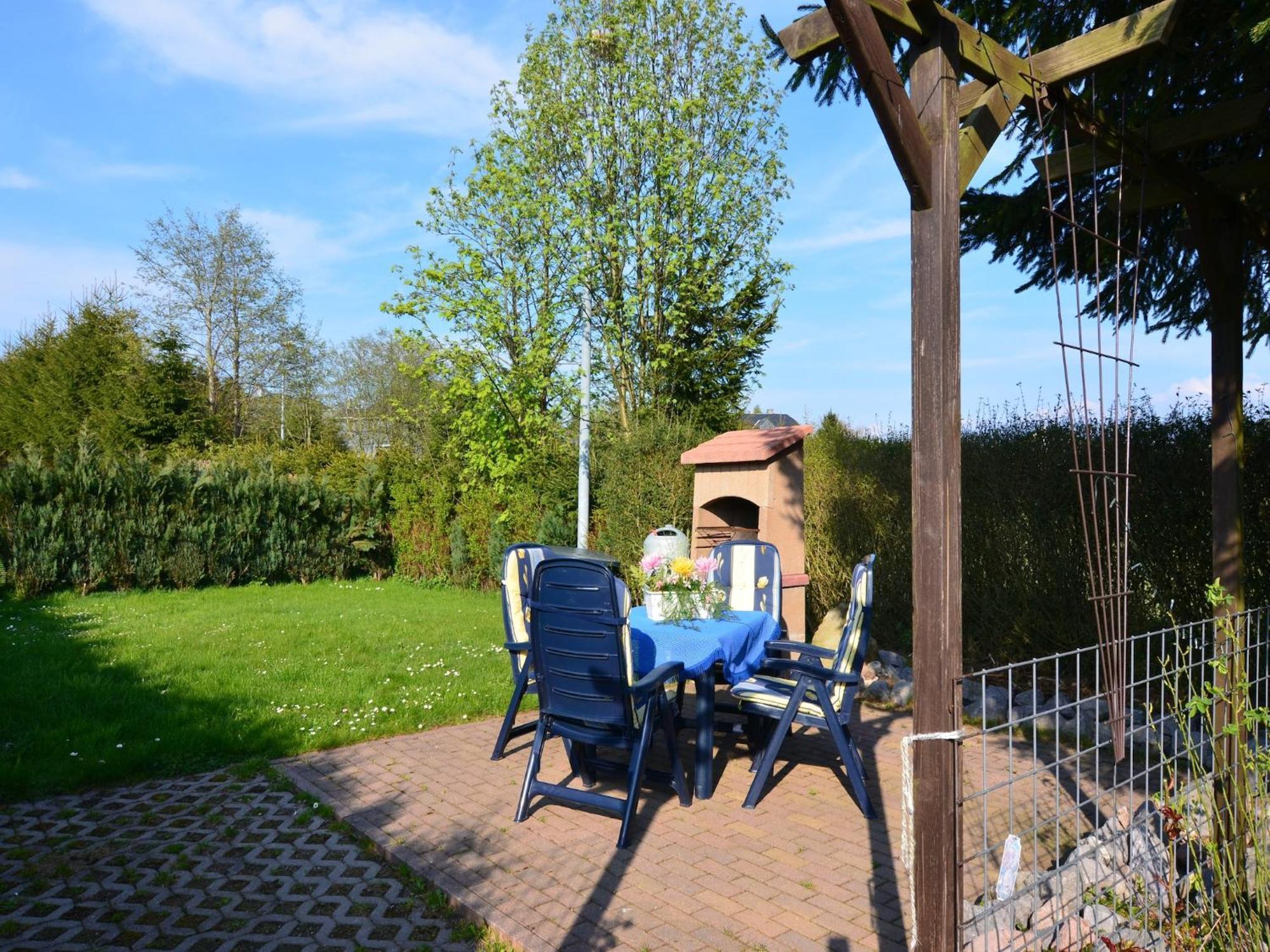Holiday Home With Garden ノイシュタット・アム・レンシュタイク エクステリア 写真